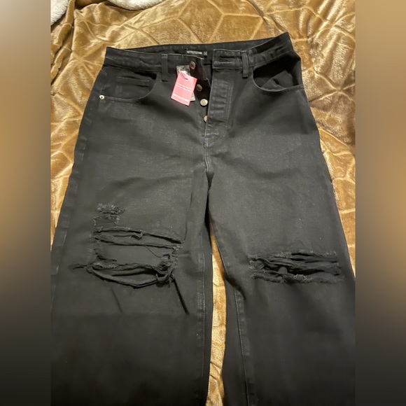 PRETTYLITTLETHING Washed Black Knee Rip Boyfriend Jeans - Picture 4 of 12